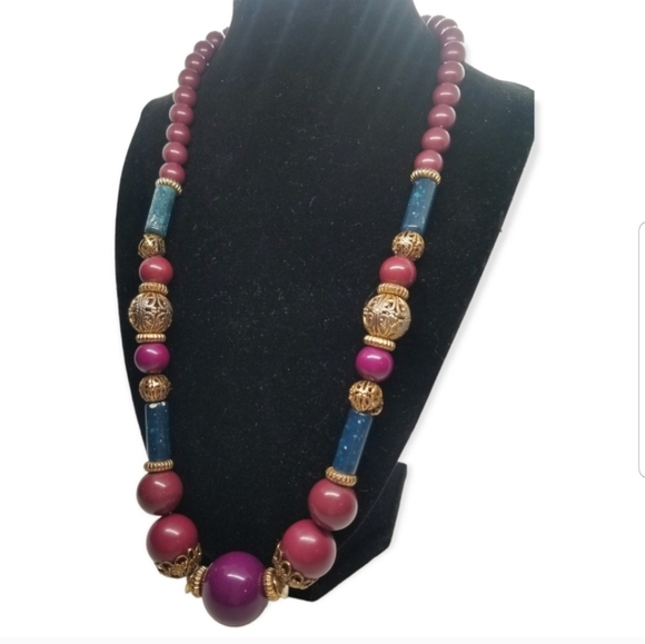 VINTAGE ORNATE SILVERTONE & PURPLE BEADED STATEMENT NECKLACE - Picture 2 of 3